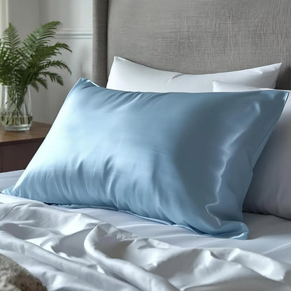 Chambre lumineuse avec taie d'oreiller en soie bleu ciel