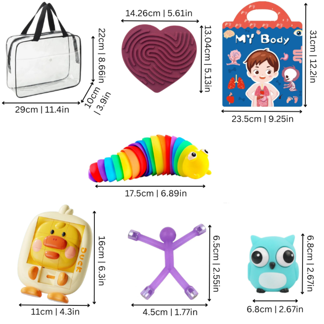 Enfant jouant avec le sac d'activités en voyage