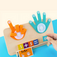 Pièces en bois du jeu éducatif disposées sur une table