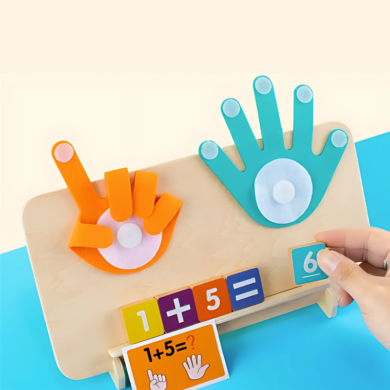 Pièces en bois du jeu éducatif disposées sur une table