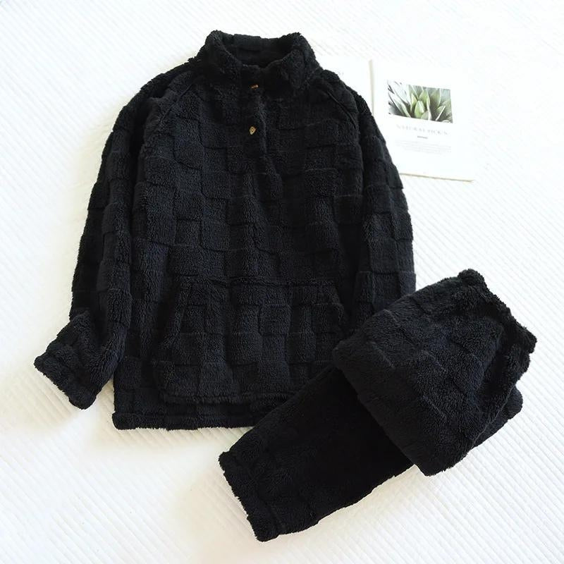 Détail du col croisé et poches du pyjama noir