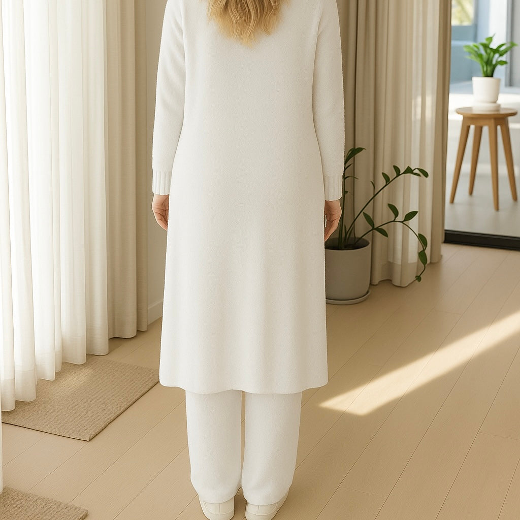 Femme portant le pyjama, assise sur un canapé