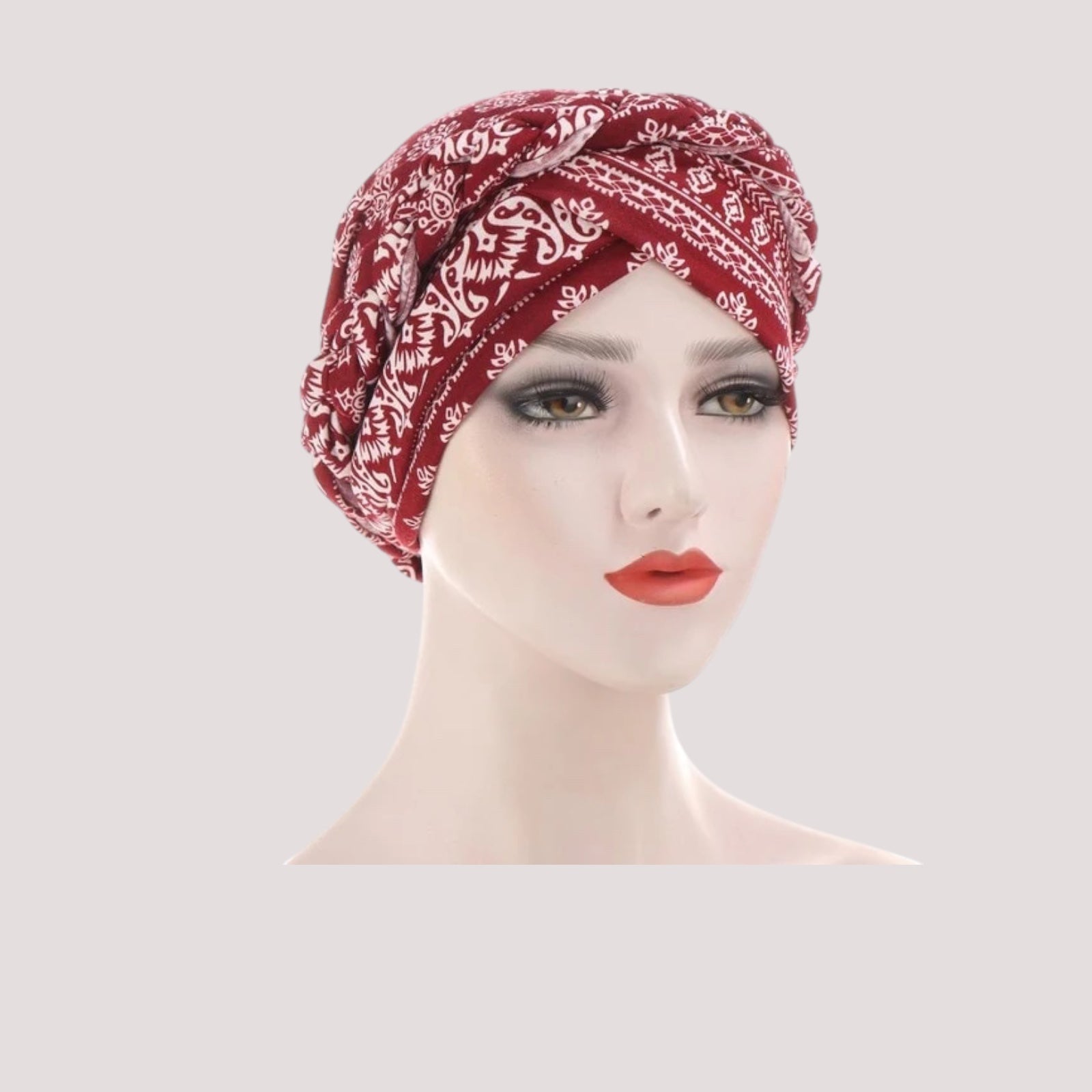 Turban rouge à motifs bohème sur fond blanc