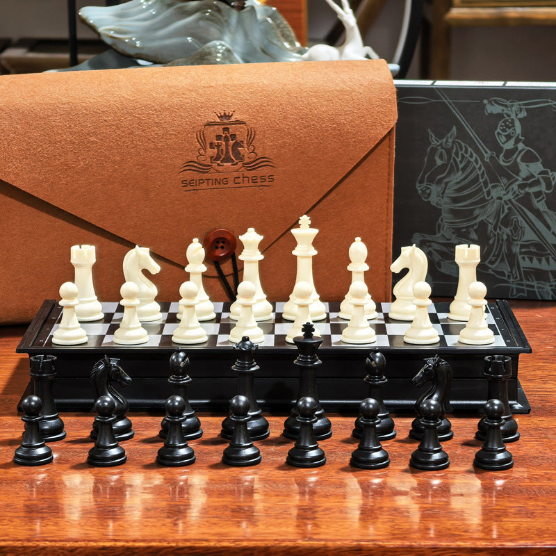 Pièces d'échecs noires et blanches sur échiquier magnétique
