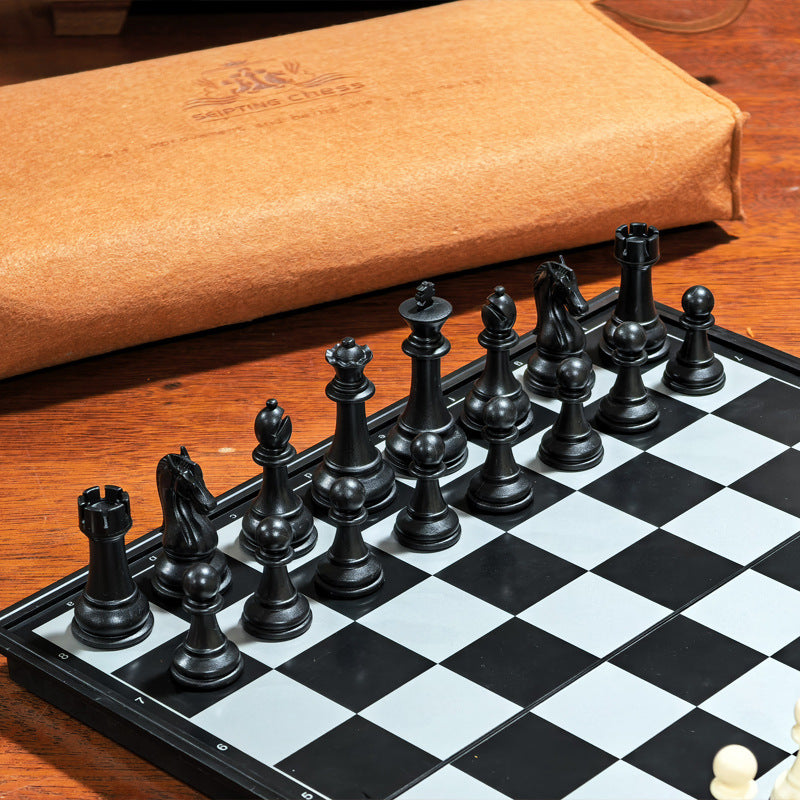 Pièces d'échecs noires sur échiquier magnétique