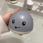 Baleine de bain projetant des jets d'eau colorés