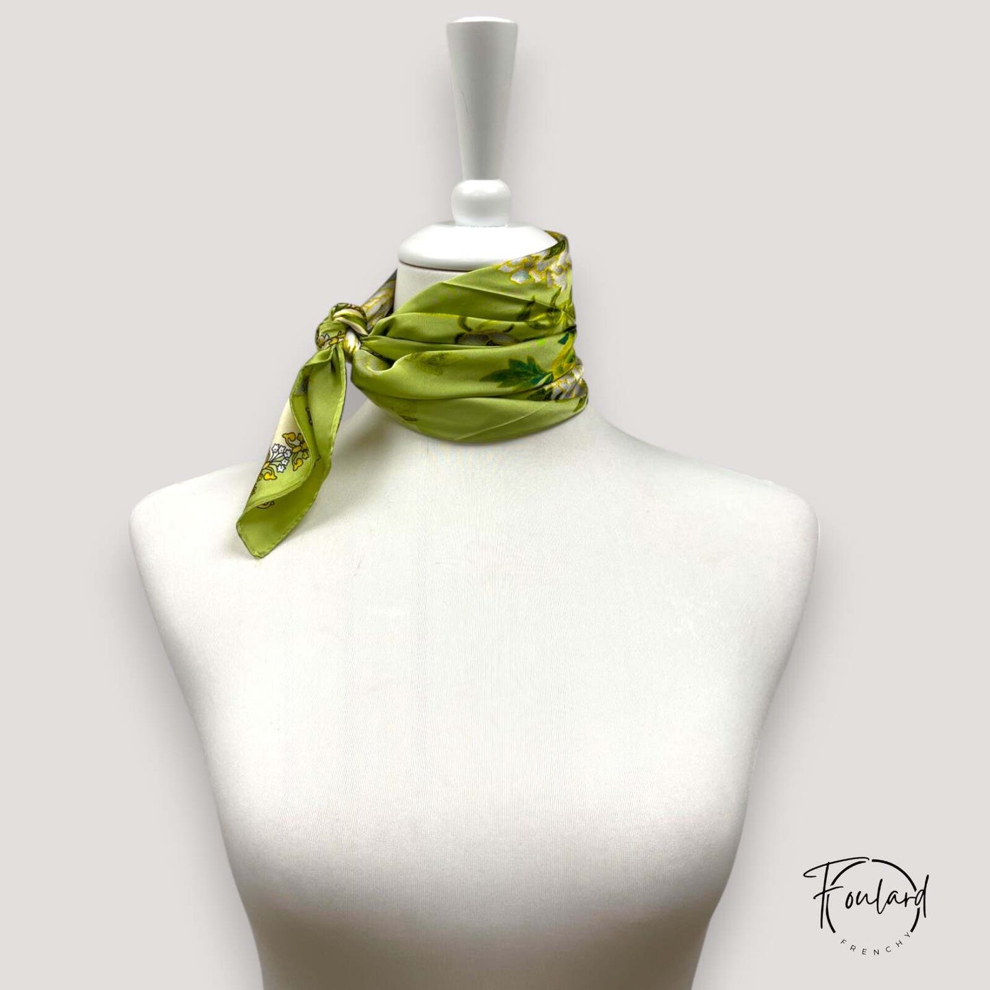 Détail du motif floral sur fond crème et vert anis