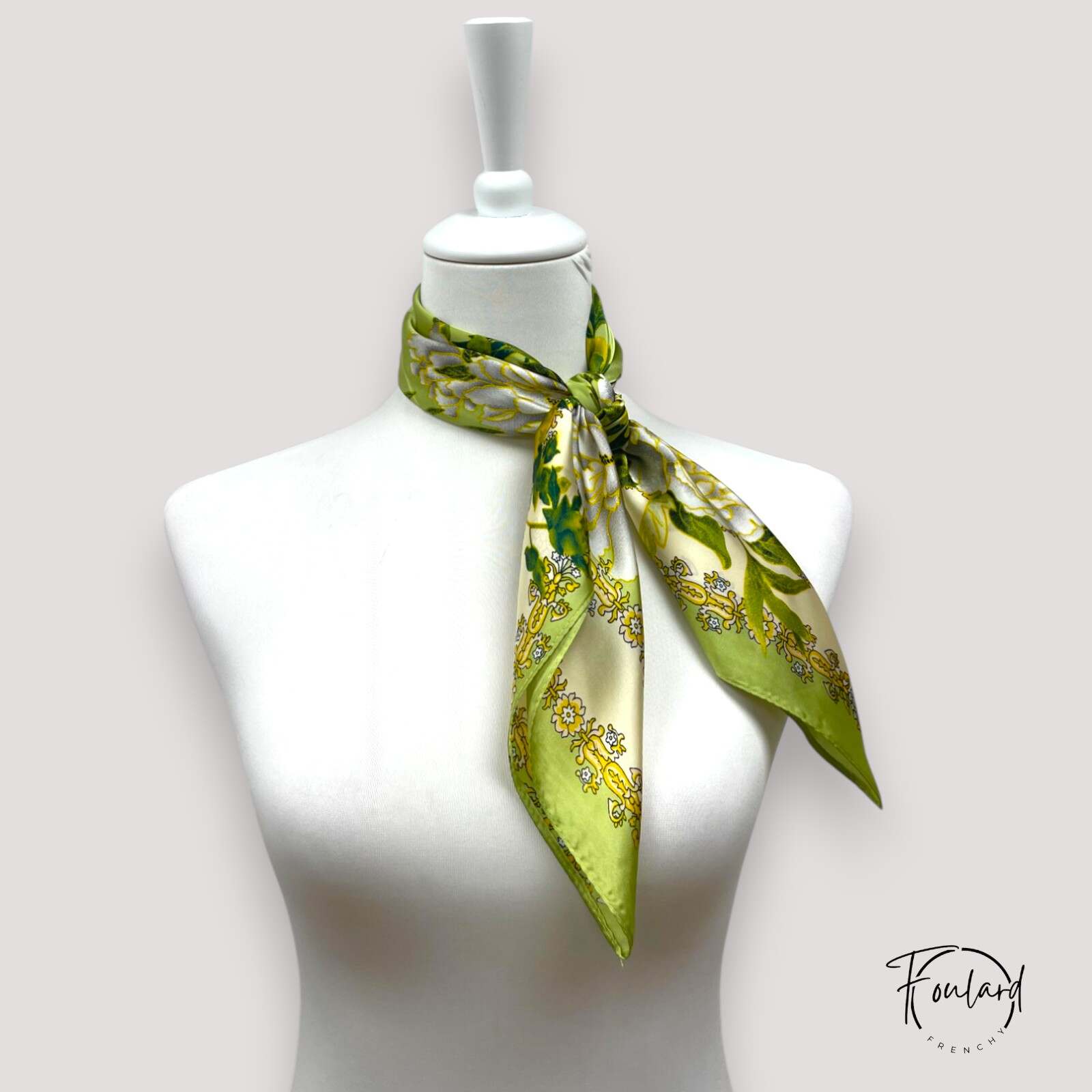 Foulard noué autour d'un sac, motif floral élégant