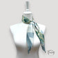 Motif floral élégant avec bandes bleu glacier et ivoire