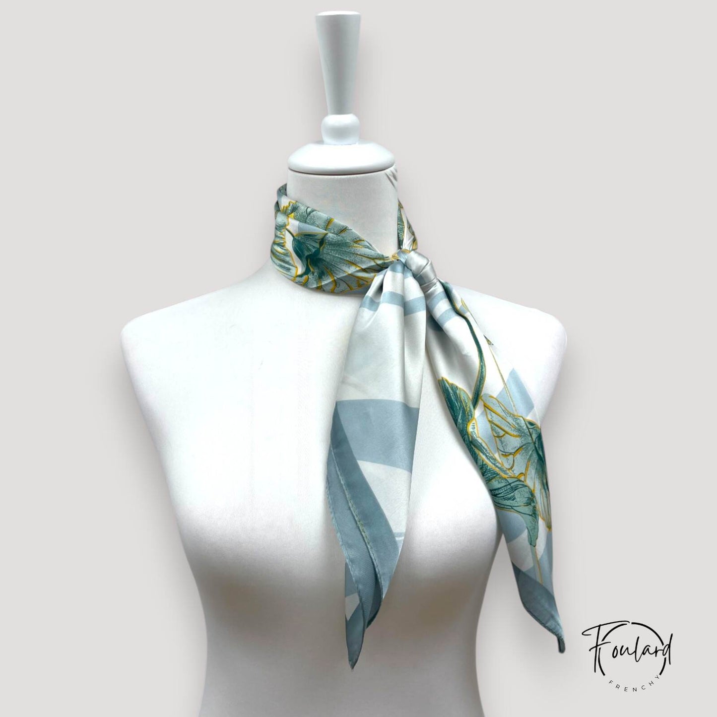 Motif floral élégant avec bandes bleu glacier et ivoire