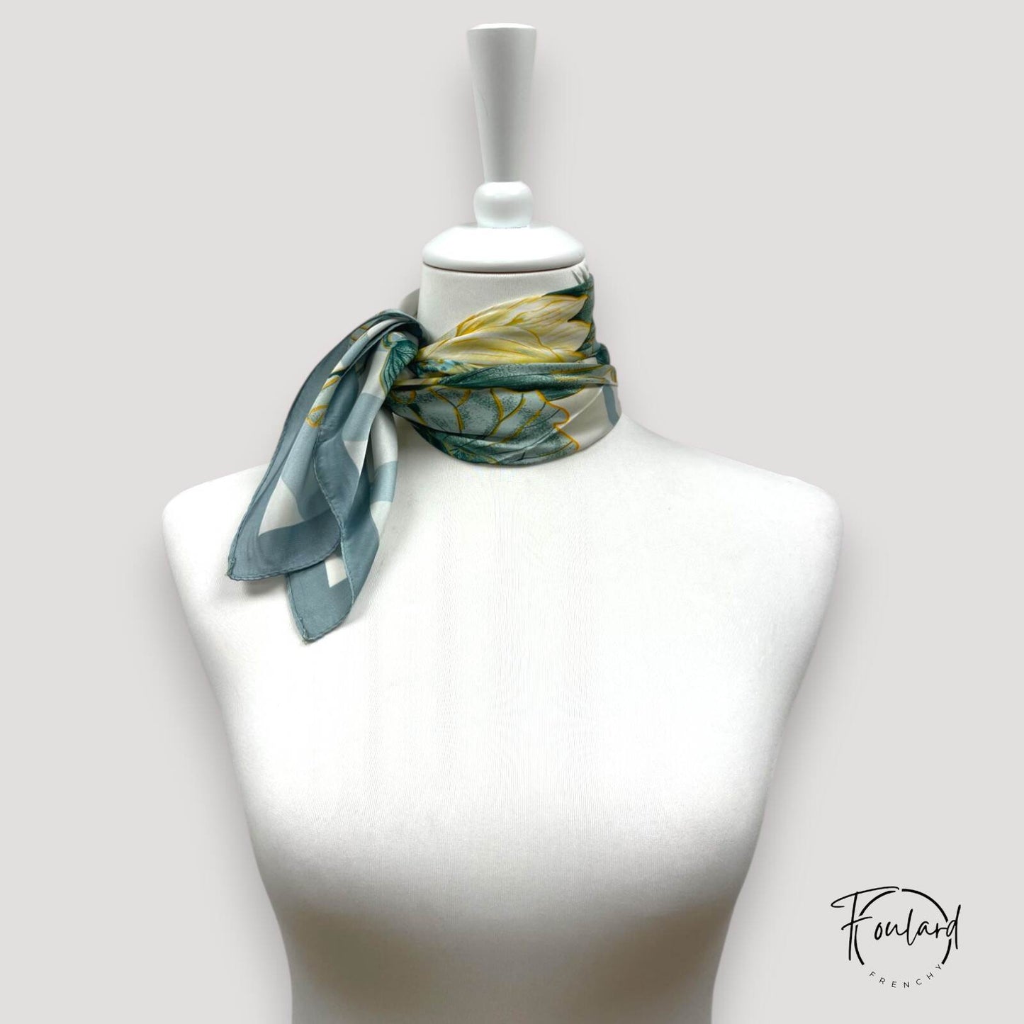 Vue d'ensemble du foulard 70x70 cm, motif végétal chic