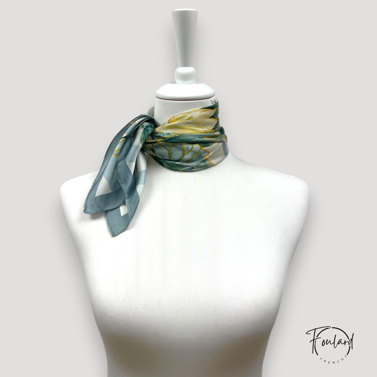 Vue d'ensemble du foulard 70x70 cm, motif végétal chic