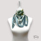 Foulard carré en satin bleu glacier avec motif floral