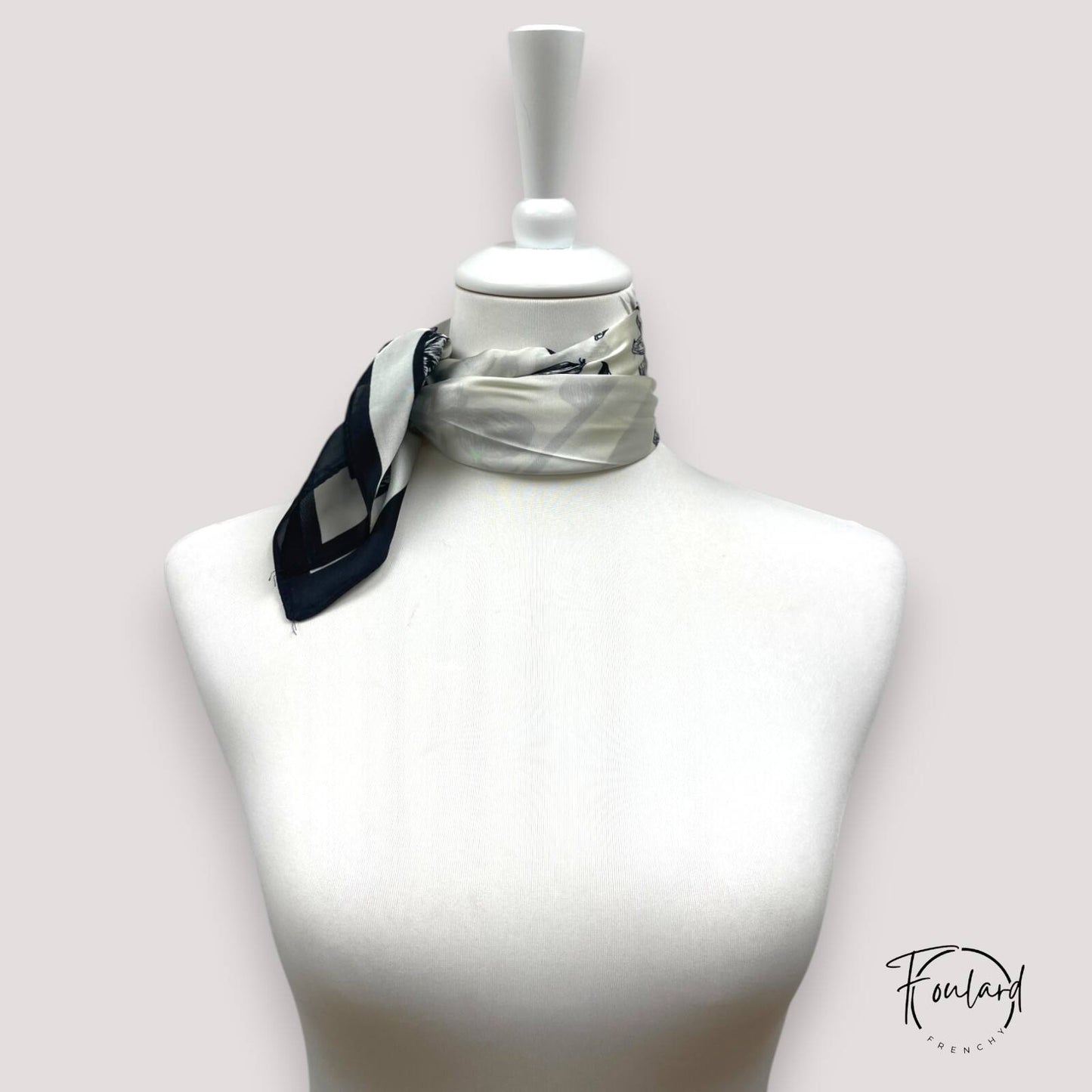 Détail du motif floral noir sur foulard ivoire