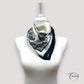 Foulard carré floral noir sur fond ivoire, vue d'ensemble