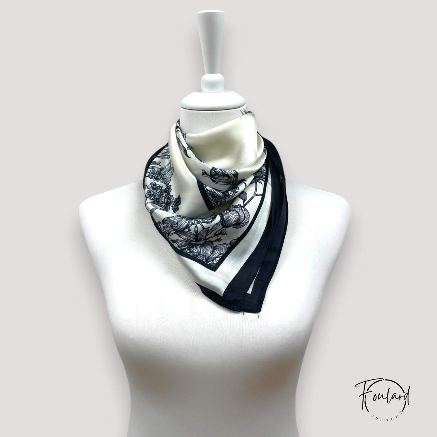 Foulard carré floral noir sur fond ivoire, vue d'ensemble
