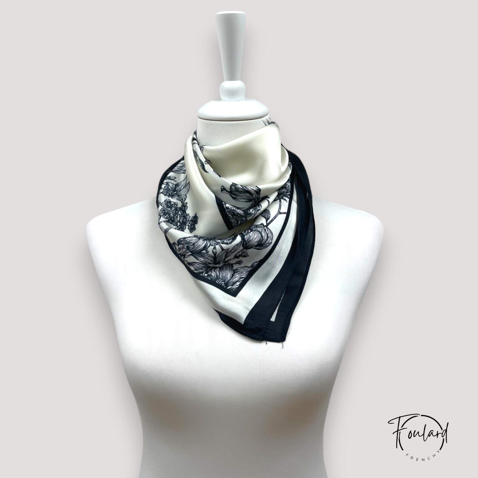 Foulard carré floral noir sur fond ivoire, vue d'ensemble