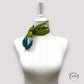 Détail de la bordure vert émeraude du foulard floral