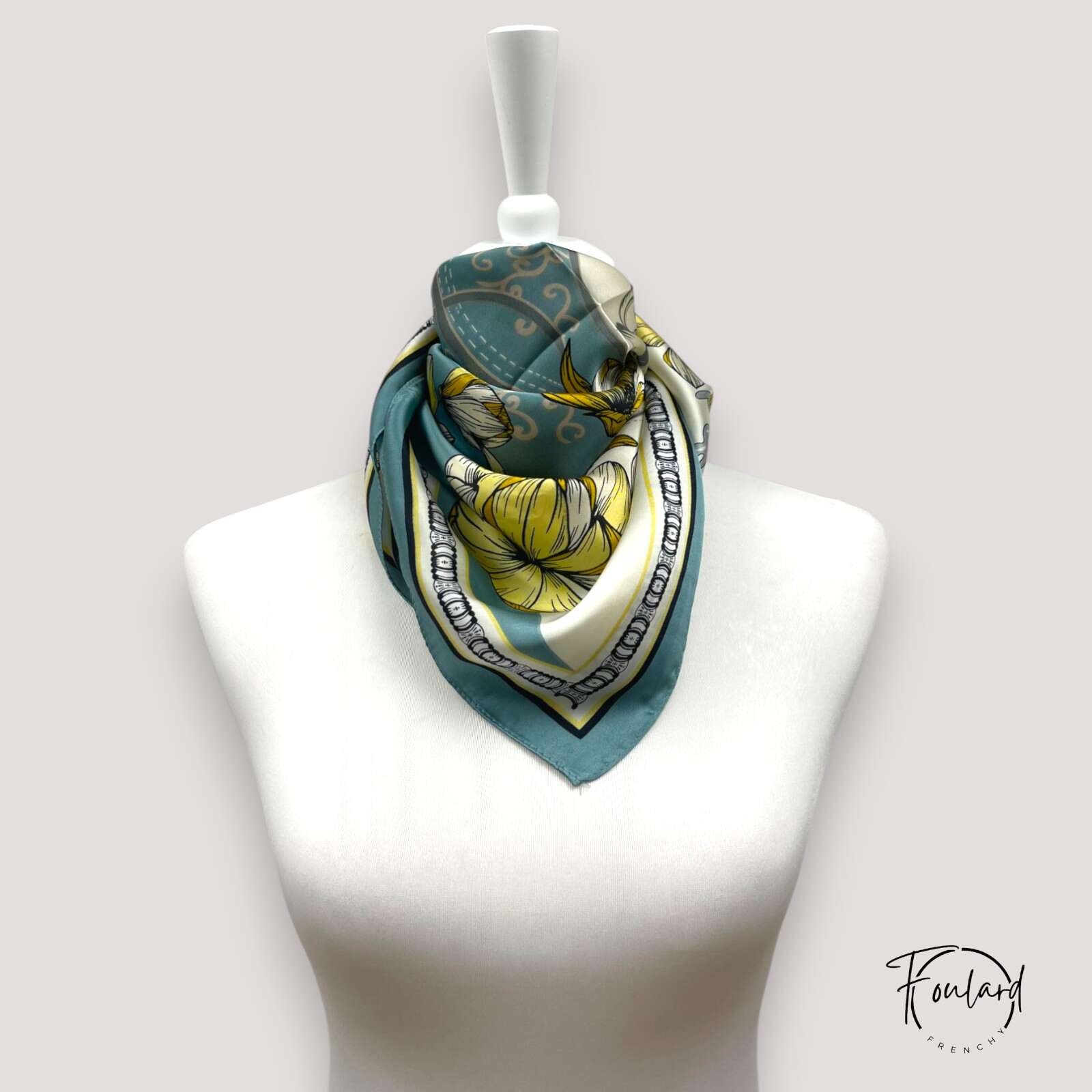 Motif floral jaune sur foulard carré, bordures bleues