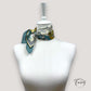 Foulard carré floral baroque, fond crème, détails bleus
