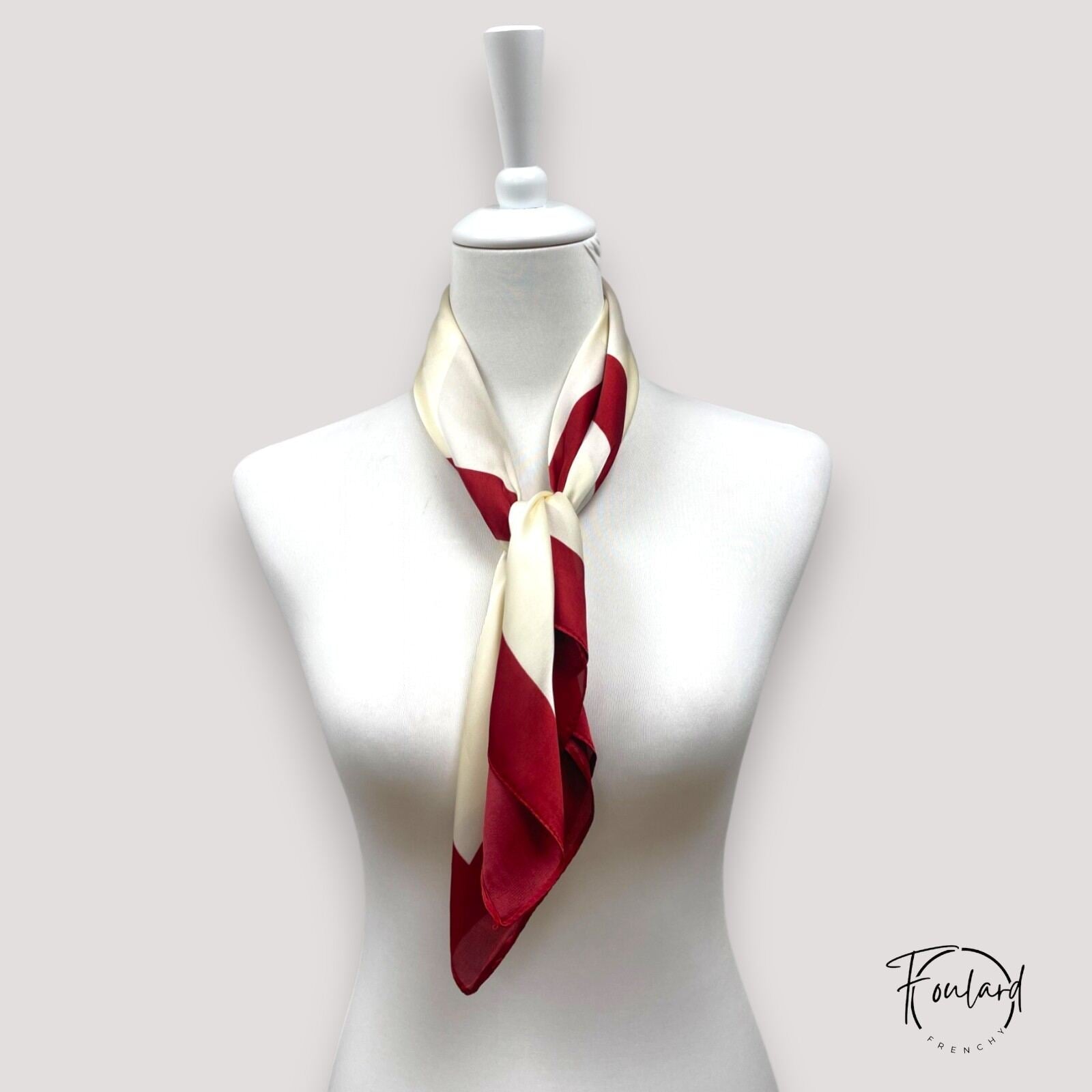 Gros plan sur les rayures bicolores du foulard en satin