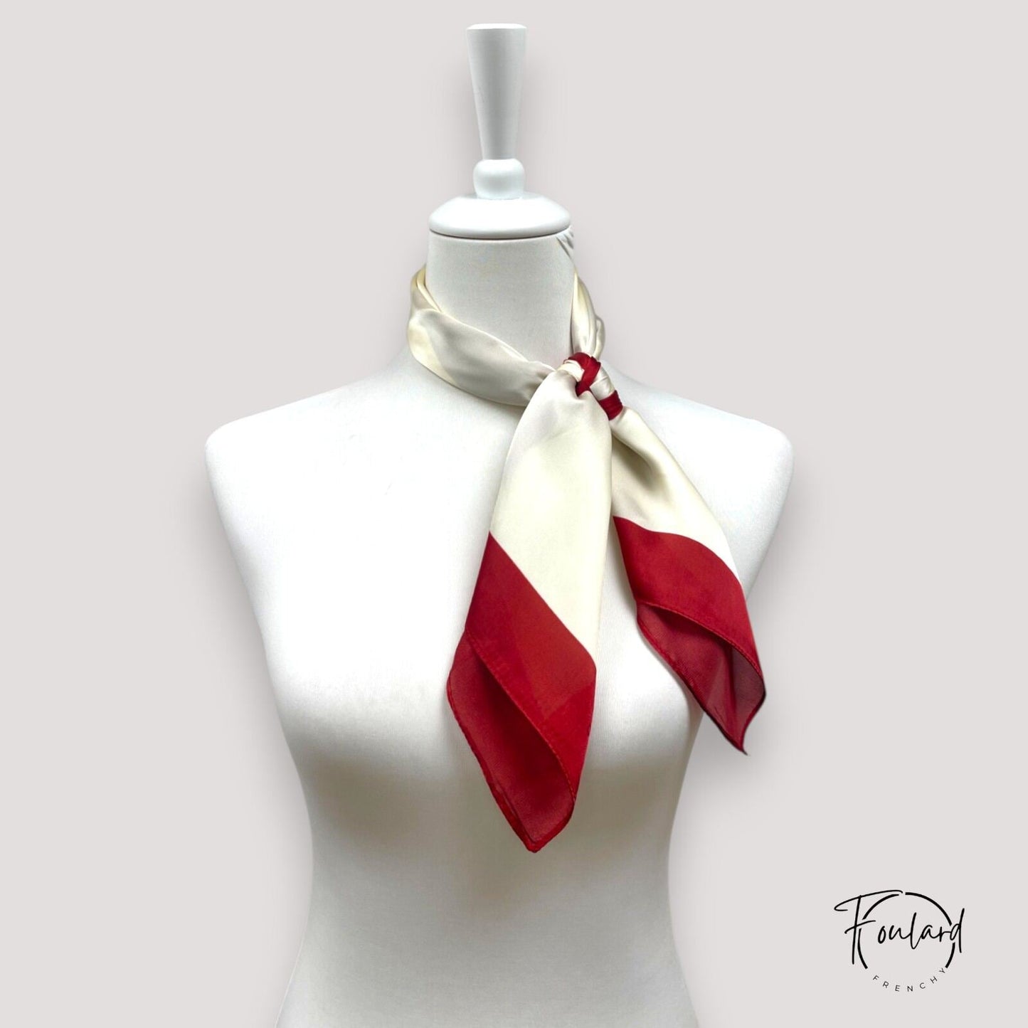 Foulard en polyester satiné noué autour d'un sac
