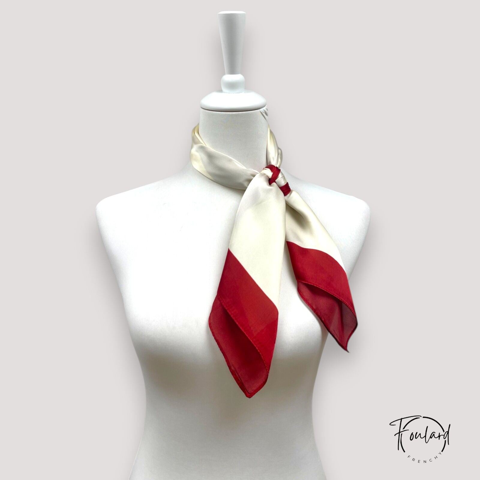 Foulard en polyester satiné noué autour d'un sac