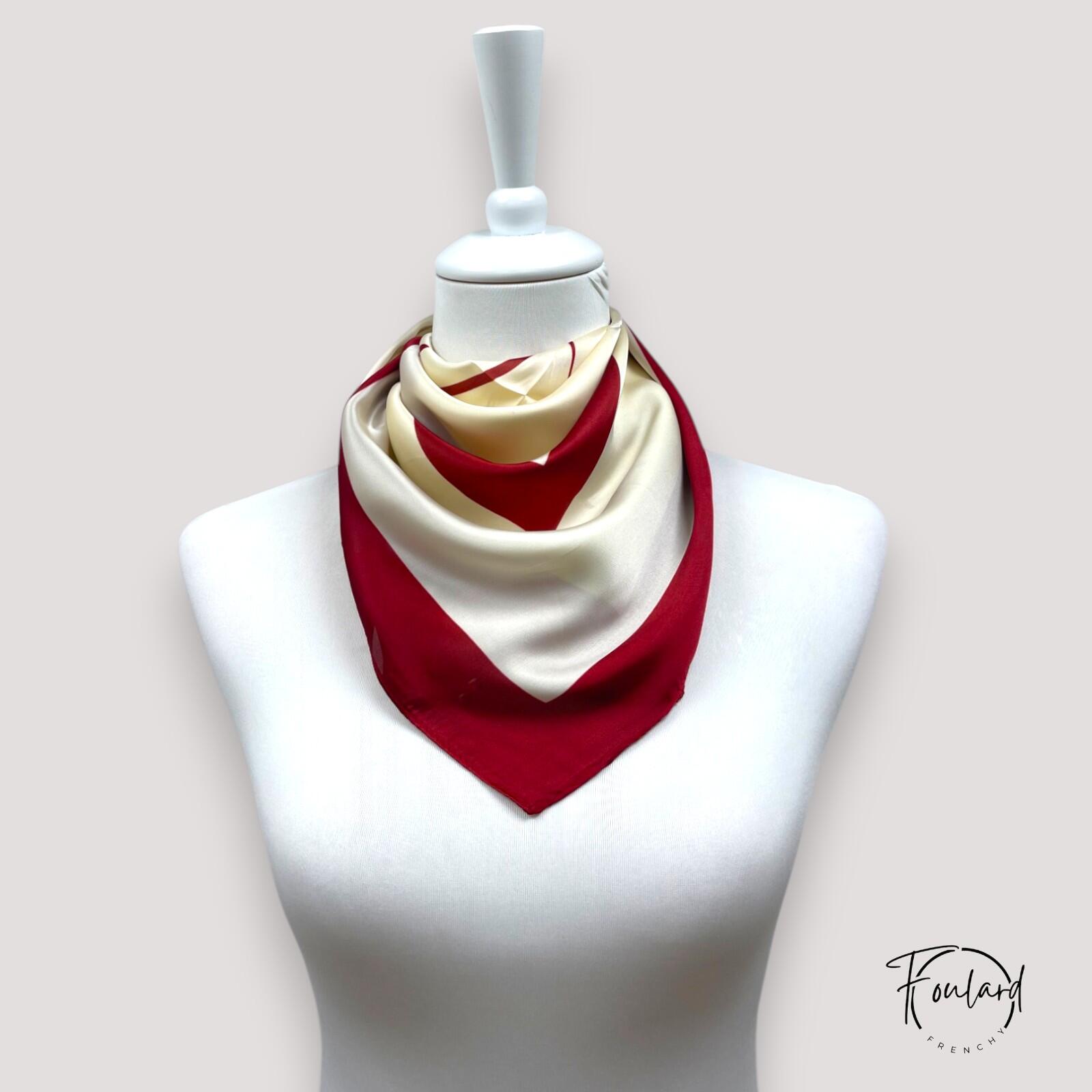 Foulard carré rayé crème et rouge sur fond blanc