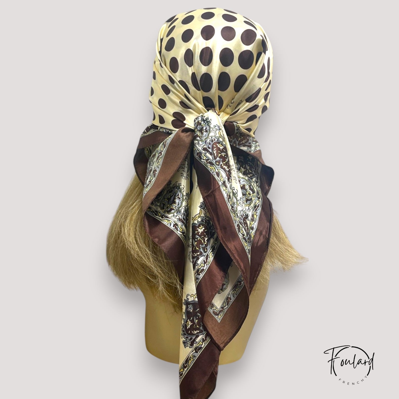 Foulard noué en turban, motifs rétro et baroques
