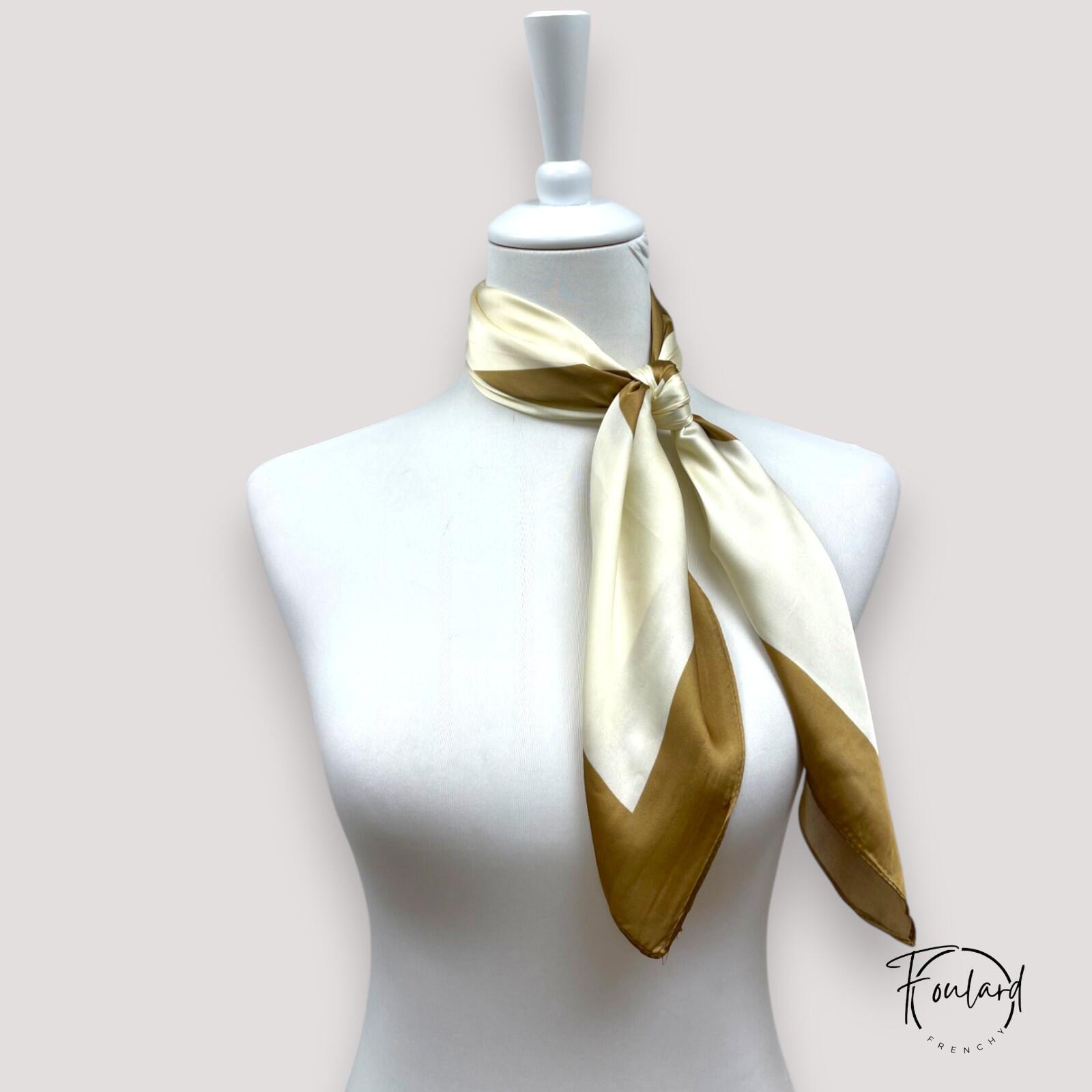 Vue d'ensemble du foulard avec rayures larges