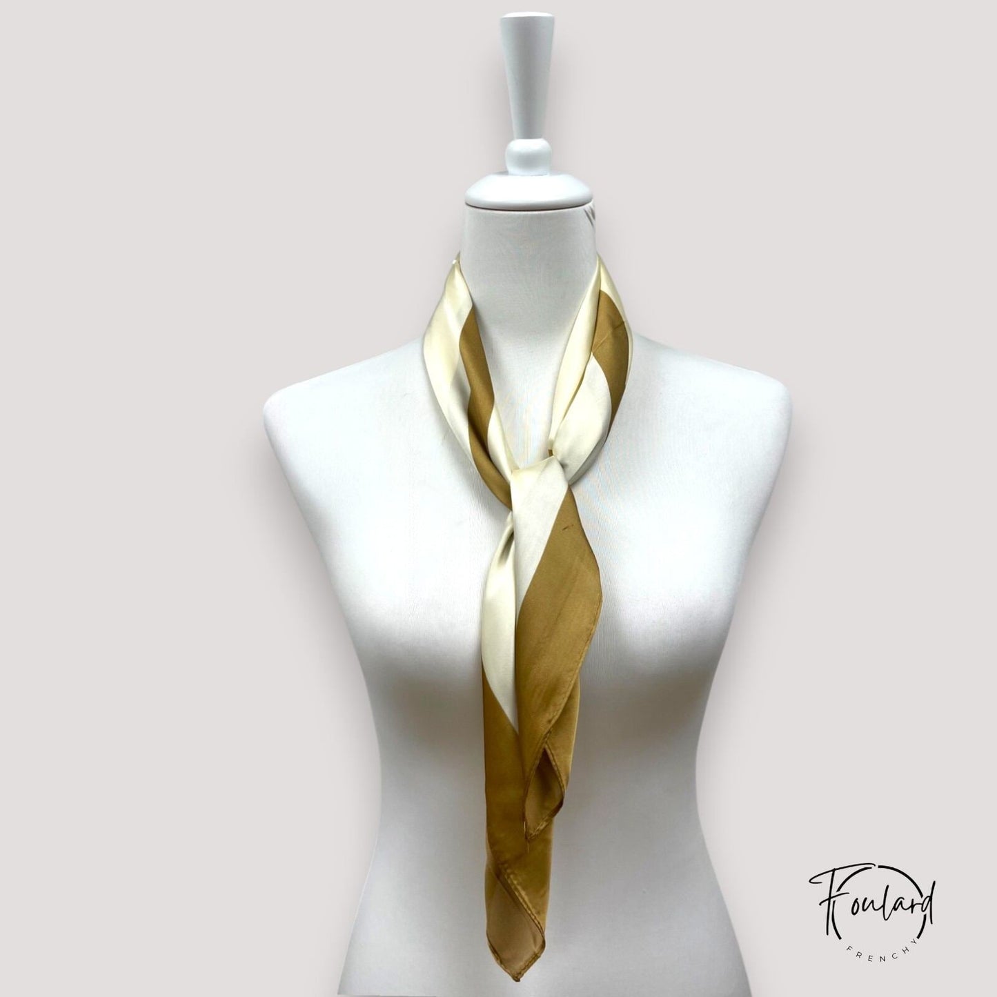 Gros plan sur texture satinée du foulard