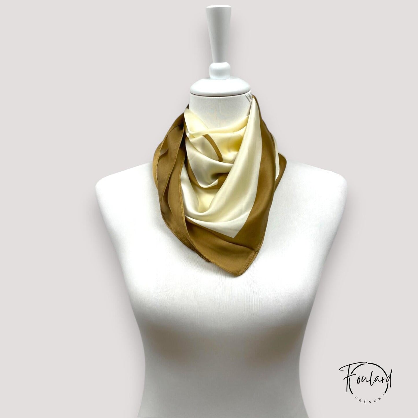 Foulard carré ivoire et Camel sur fond blanc