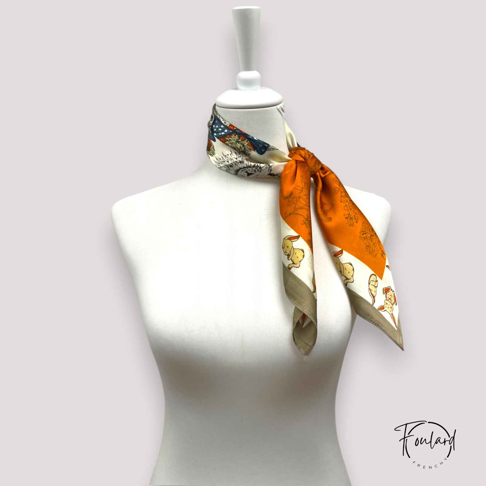 Foulard noué autour du cou, montrant sa fluidité