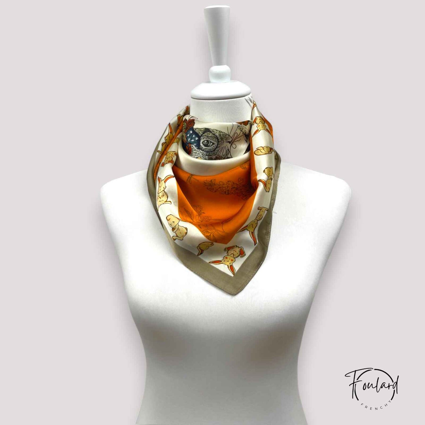Foulard carré avec imprimé animalier sur fond orange vif