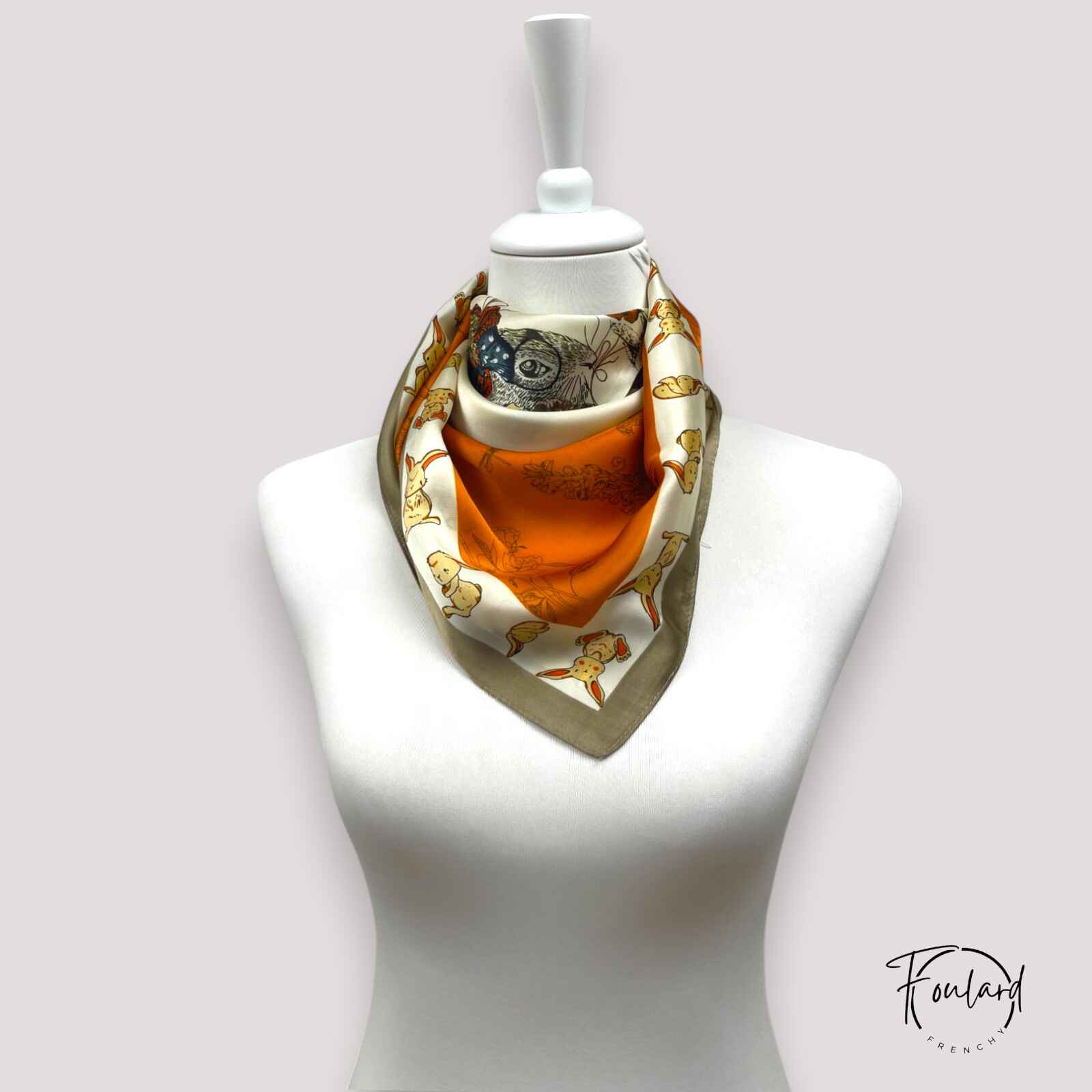 Foulard carré avec imprimé animalier sur fond orange vif