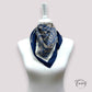 Foulard carré bleu marine avec motifs floraux orientaux