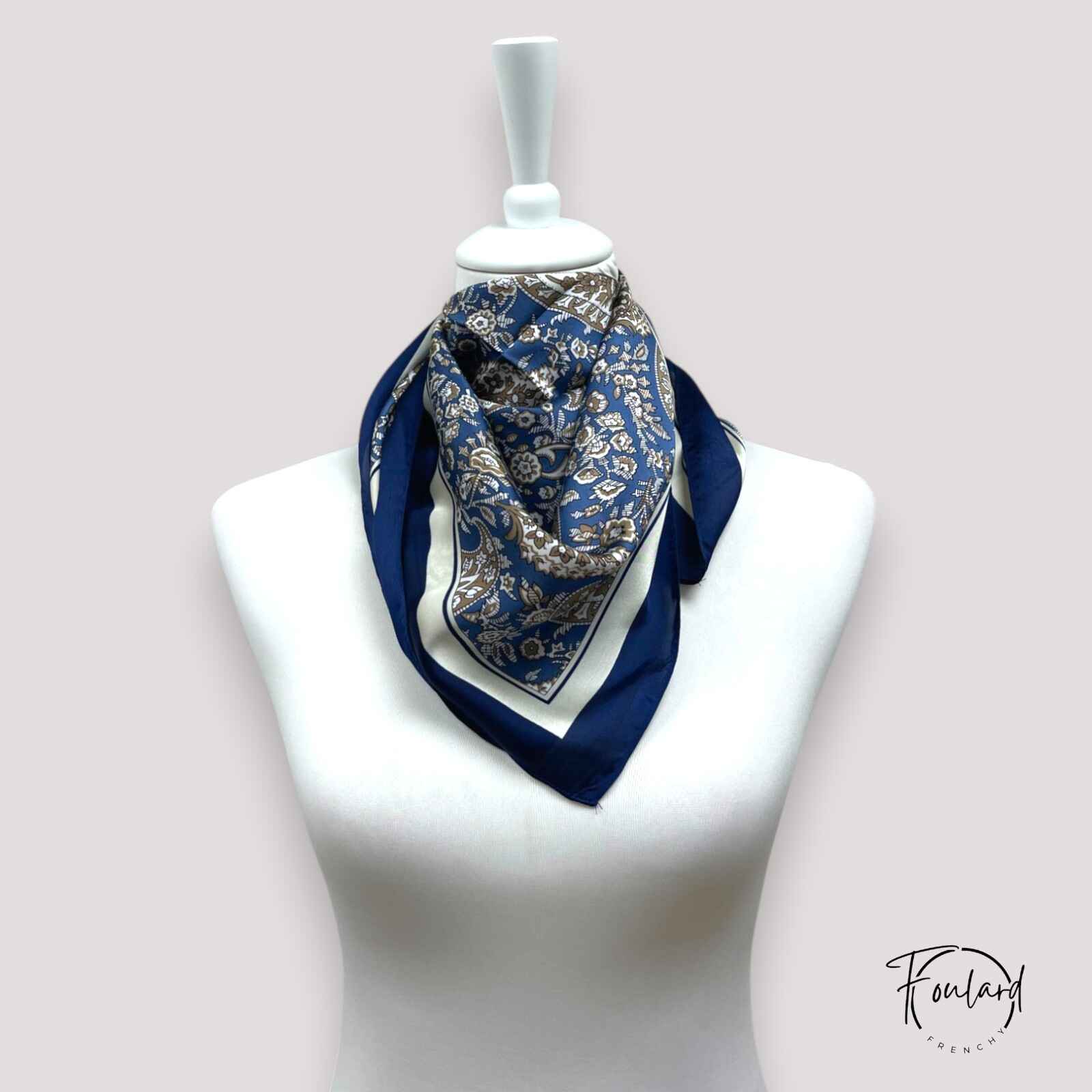 Foulard carré bleu marine avec motifs floraux orientaux