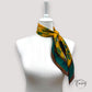Foulard noué en bandeau, texture satinée visible