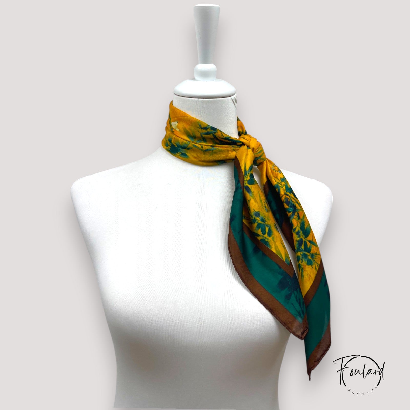 Foulard noué en bandeau, texture satinée visible