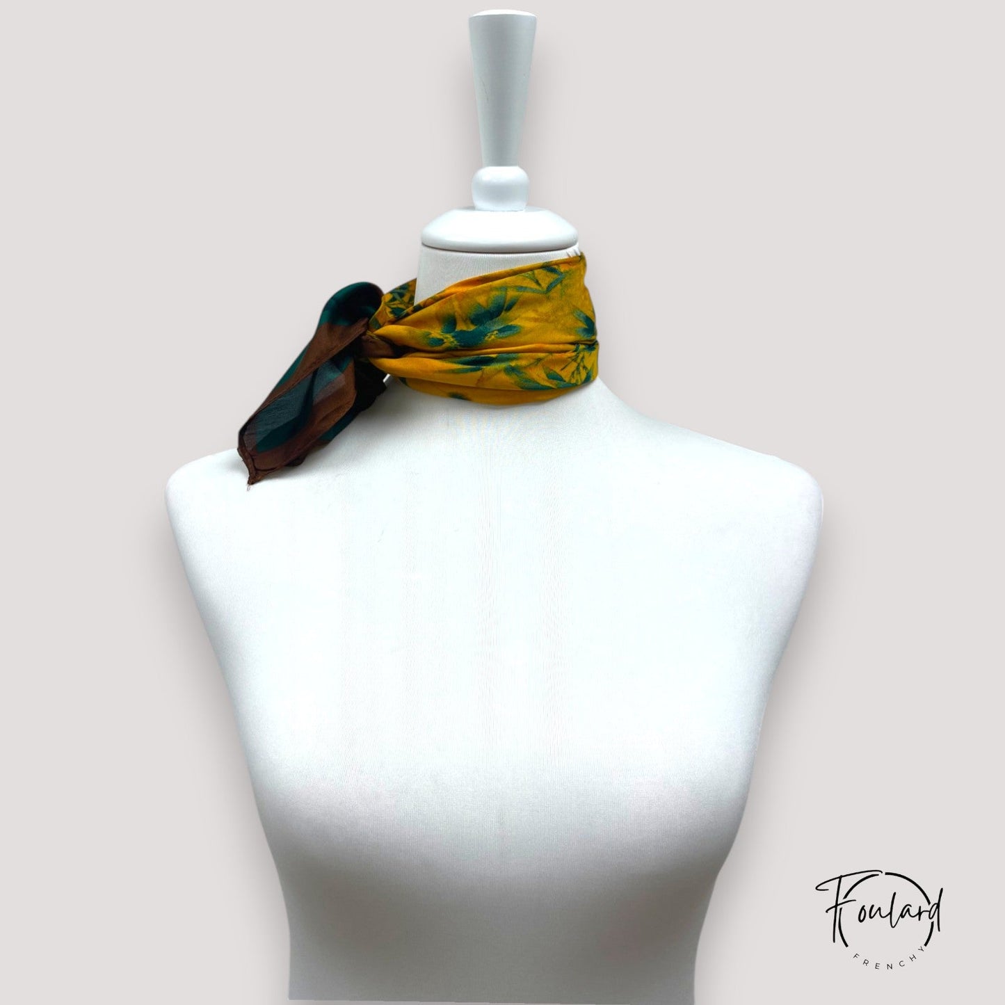Vue d'ensemble du foulard carré, bordure brun foncé