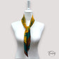 Détail du motif feuillage tropical sur foulard léger