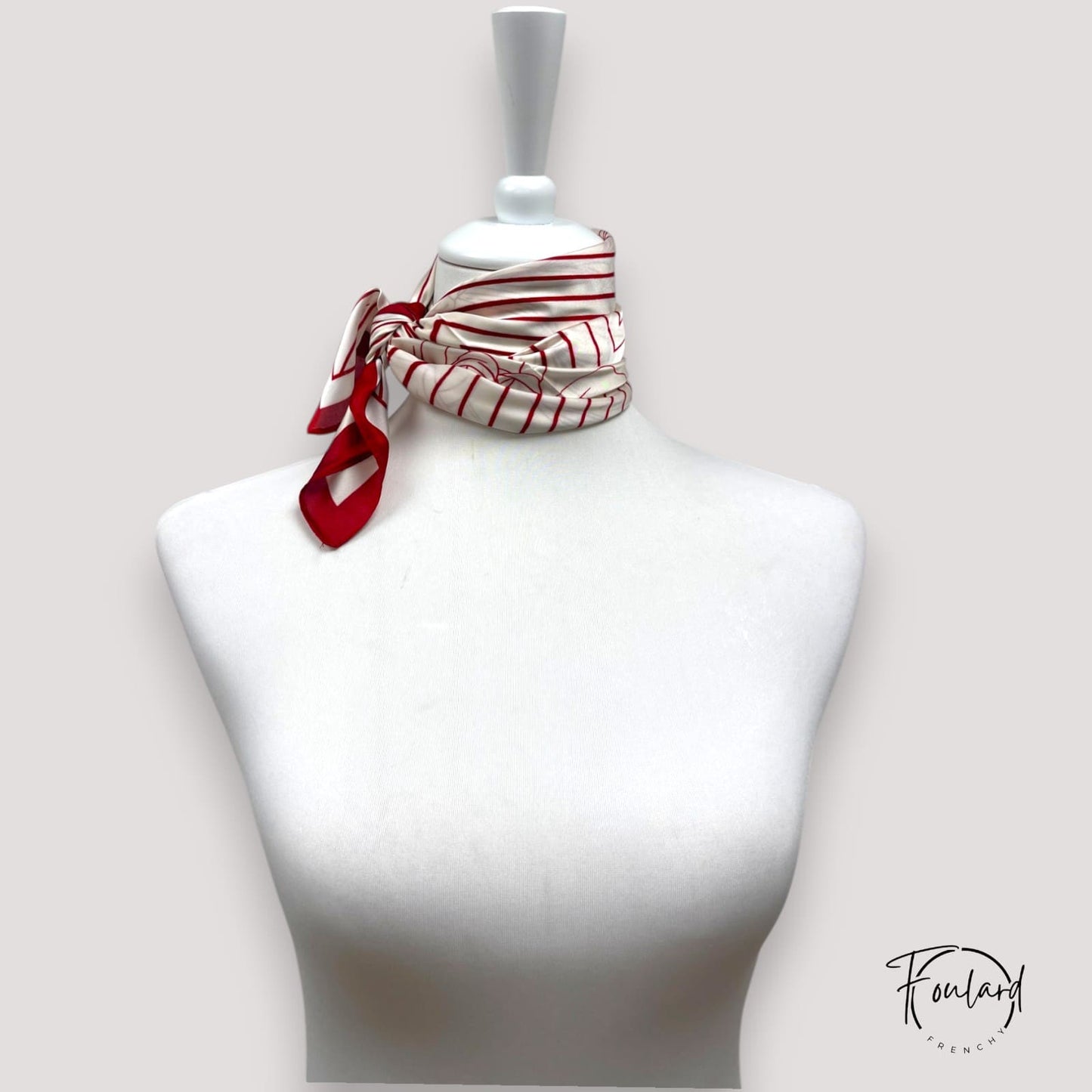 Détail de fleurs rouges sur foulard ivoire