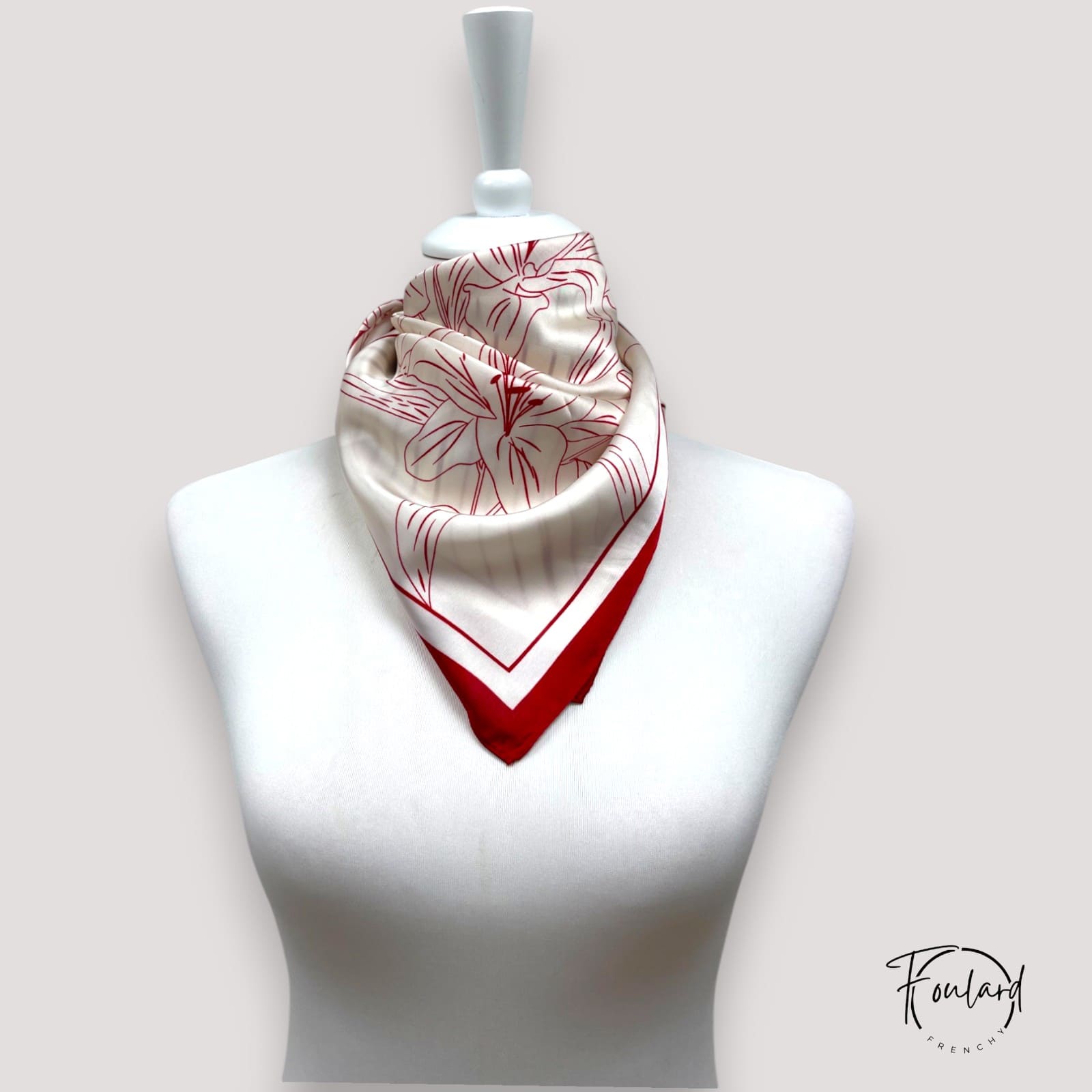 Foulard carré floral, fleurs rouges sur fond ivoire