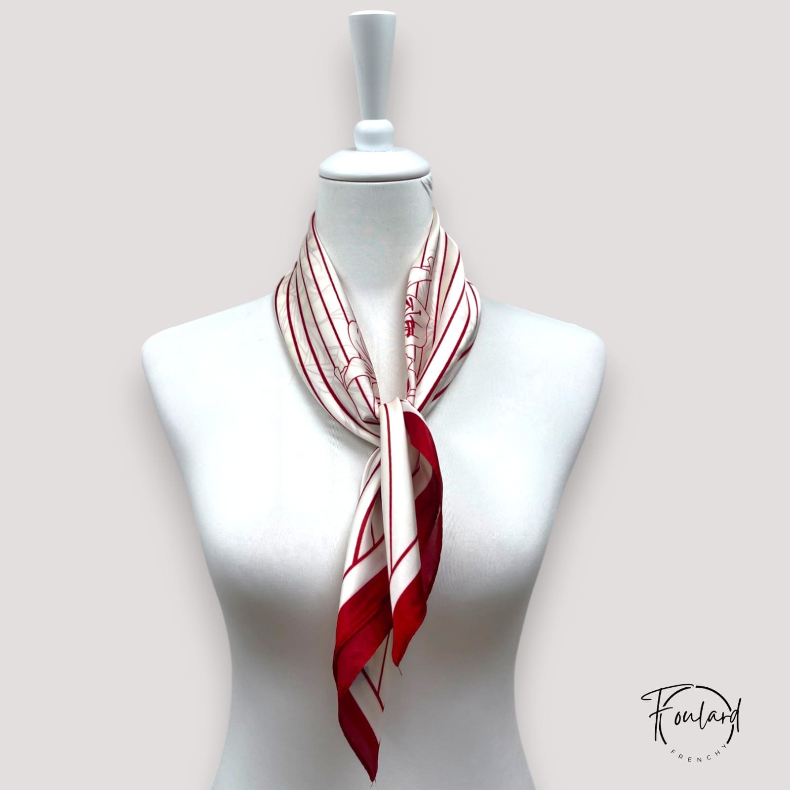 Vue d'ensemble du foulard carré avec motifs floraux