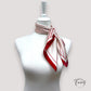 Bordures géométriques sur foulard floral ivoire et rouge