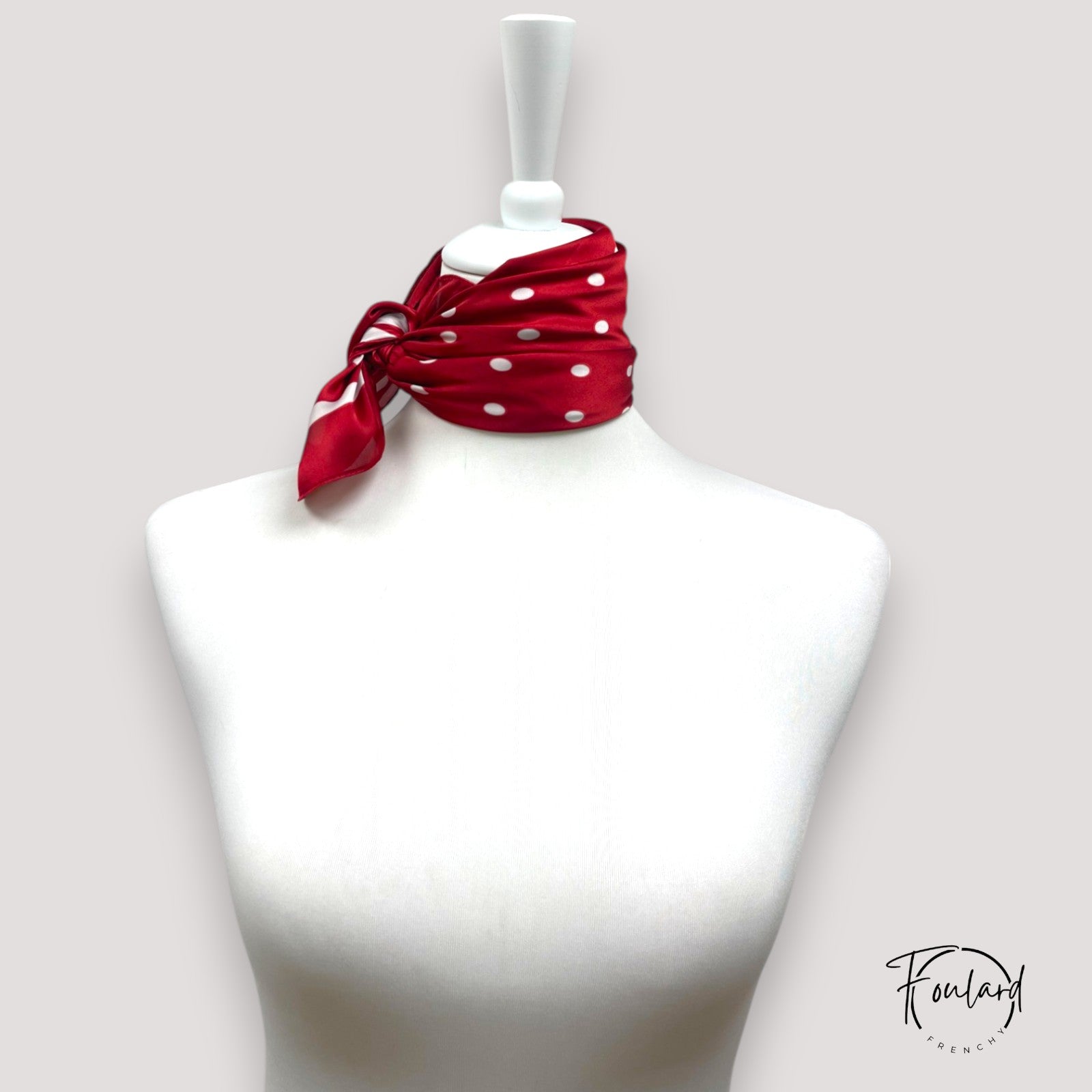 Texture douce du foulard en polyester rouge