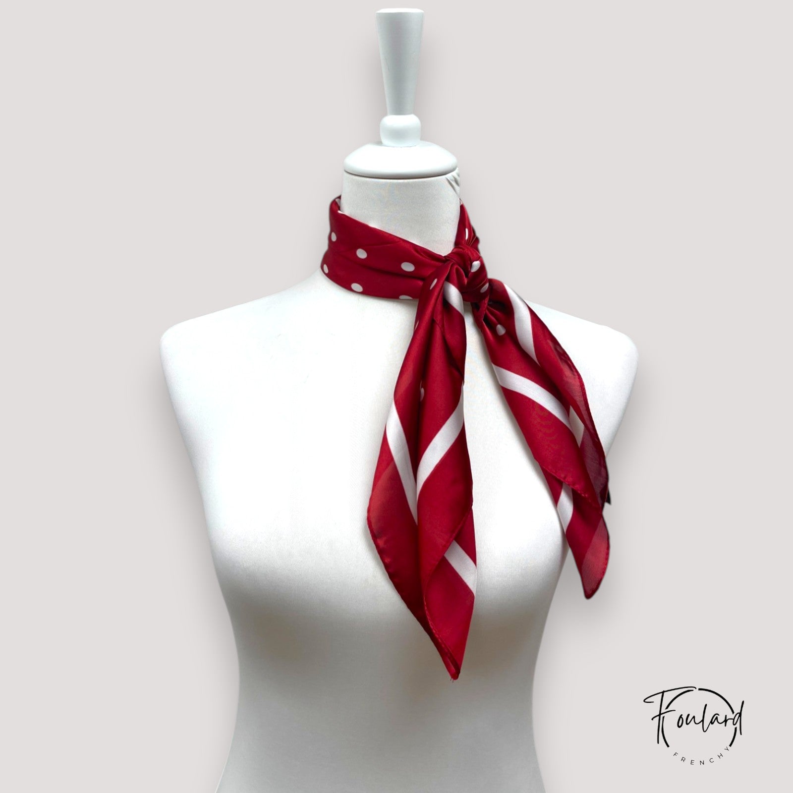Foulard carré rouge avec bordure blanche fine