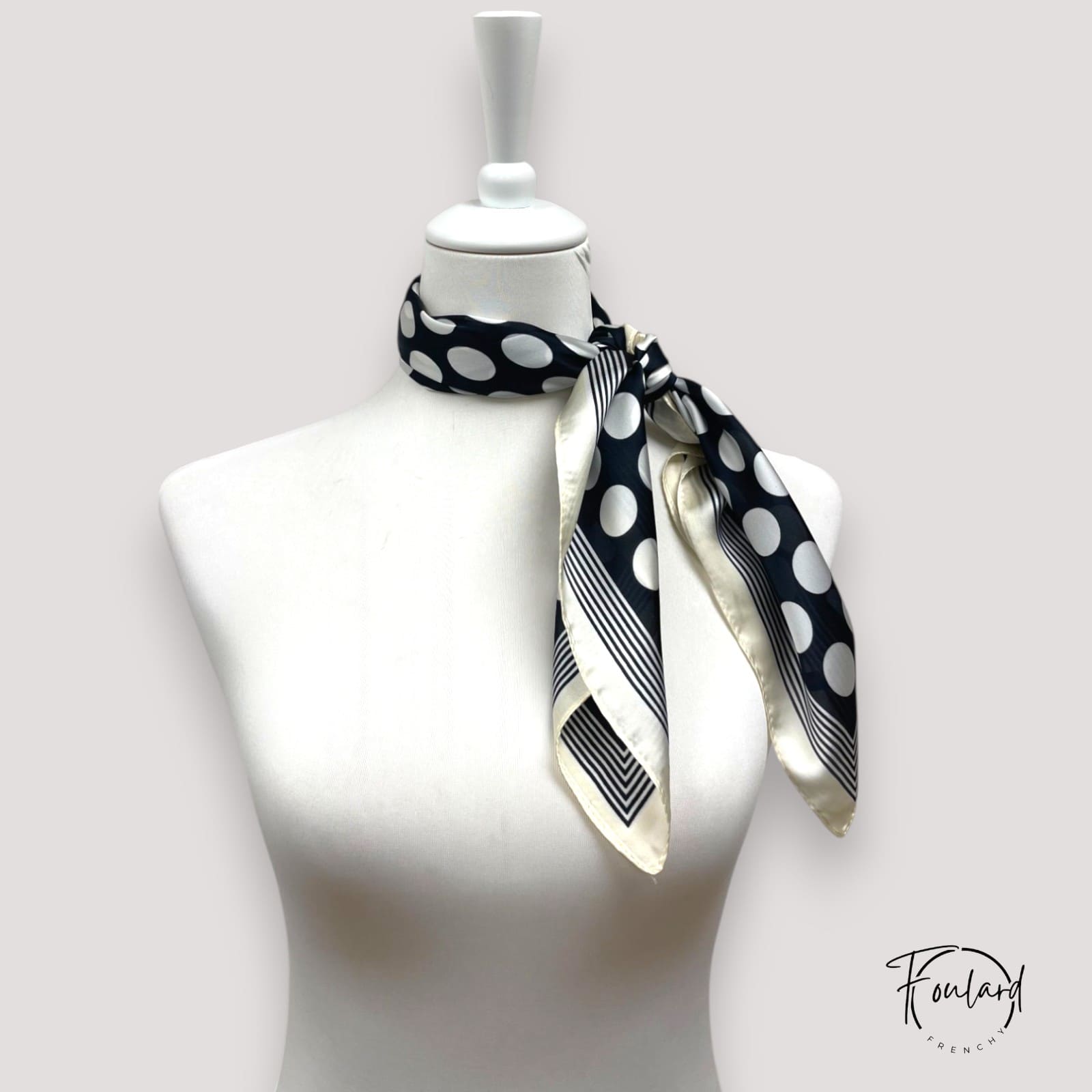 Foulard carré noir à pois blancs avec bordure crème
