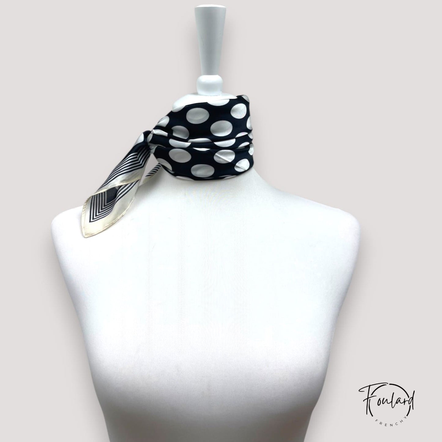 Foulard noué autour d'un sac, montrant le contraste
