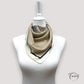 Foulard carré avec rayures beiges et noires, bordure crème